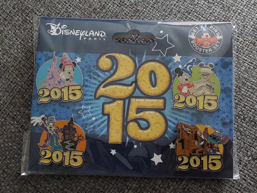 Disneyland Parijs 2015 Pin Set - Nieuw in Verpakking, Verzamelen, Disney, Nieuw, Overige typen, Overige figuren, Ophalen of Verzenden