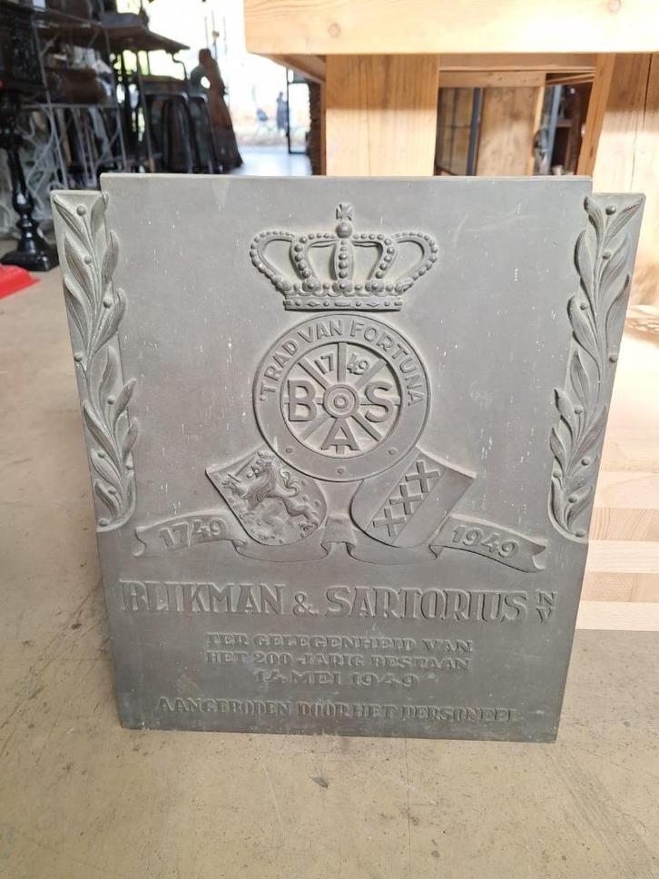 brons gedenkplaat uit 1949 amsterdam, Antiek en Kunst, Antiek | Koper en Brons, Brons, Ophalen of Verzenden