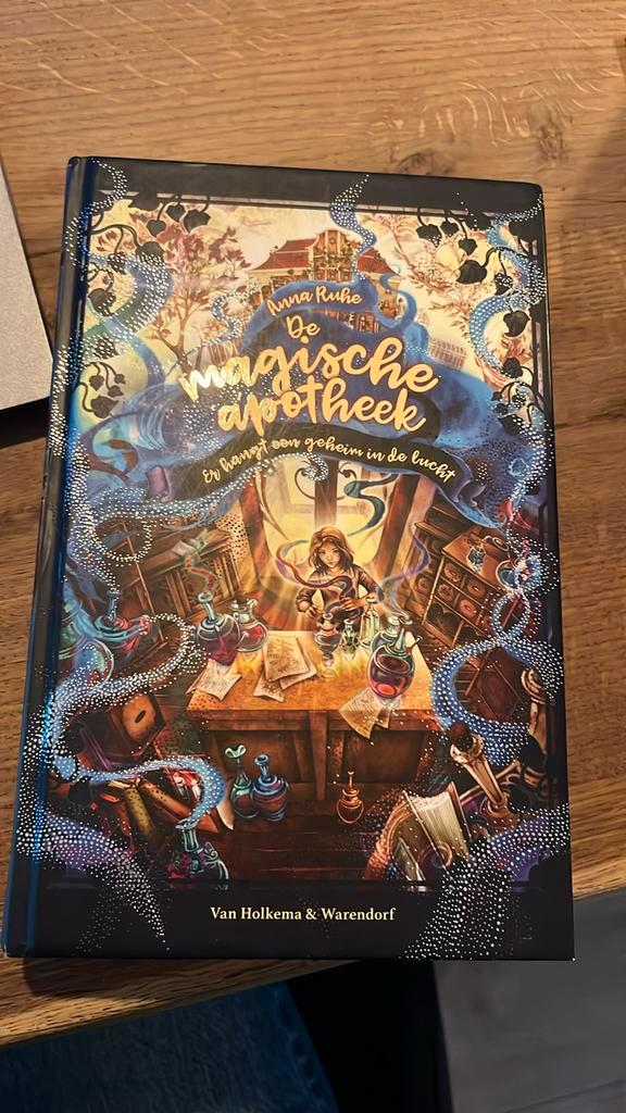 Anna Ruhe -magische apotheek Er hangt een geheim in de lucht, Boeken, Kinderboeken | Jeugd | 10 tot 12 jaar, Zo goed als nieuw