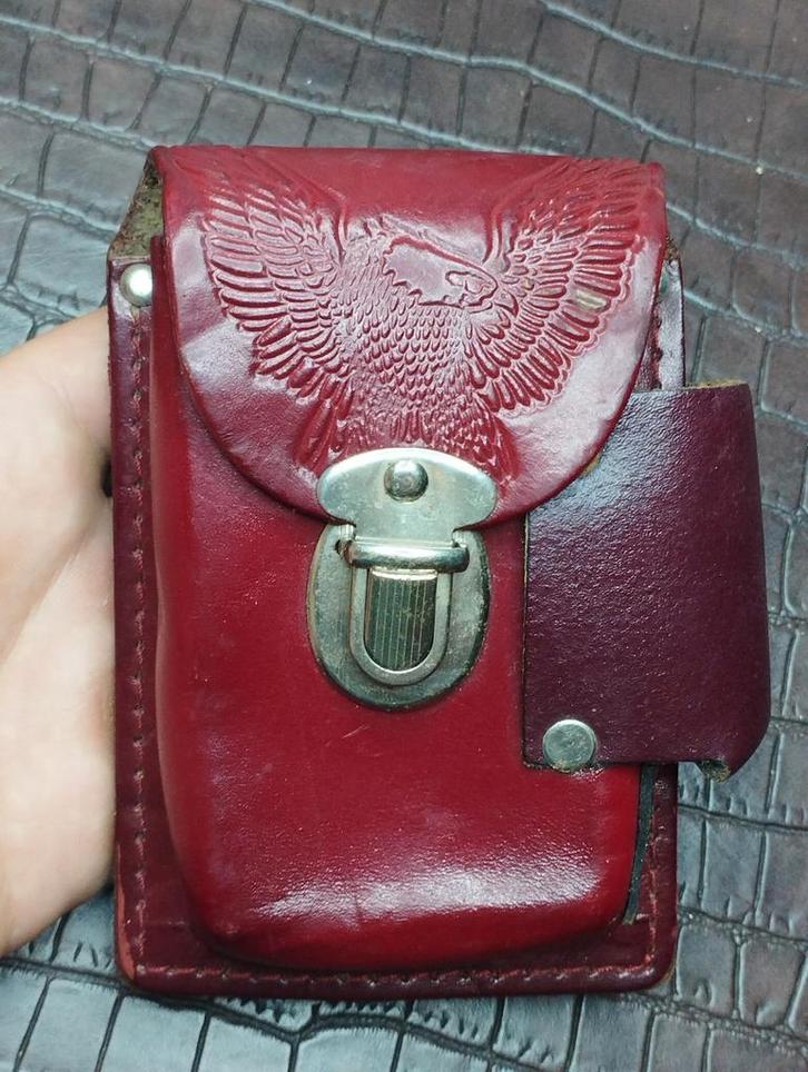 Vintage sigarettenkoker en aansteker gemaakt in de VS, Sieraden, Tassen en Uiterlijk, Portemonnees, Zo goed als nieuw, Bruin, Ophalen of Verzenden