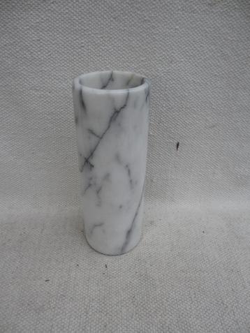 Vintage cilindervaas van Carara marmer beschikbaar voor biedingen