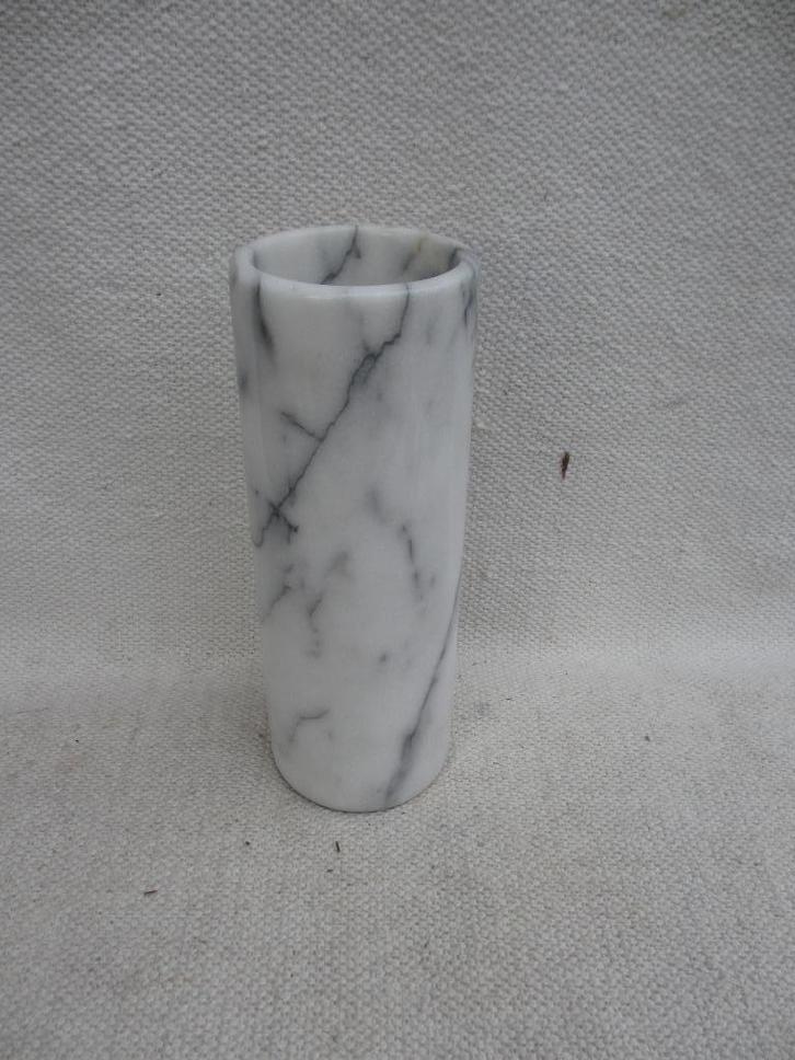 Vintage cilindervaas van Carara marmer, Huis en Inrichting, Woonaccessoires | Vazen, Gebruikt, Overige kleuren, Minder dan 50 cm