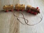 Houten treintje met twee wagons, Ophalen of Verzenden, Zo goed als nieuw
