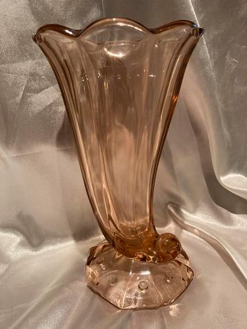 Art Deco Roze Hoornvaas Geperst Glas beschikbaar voor biedingen