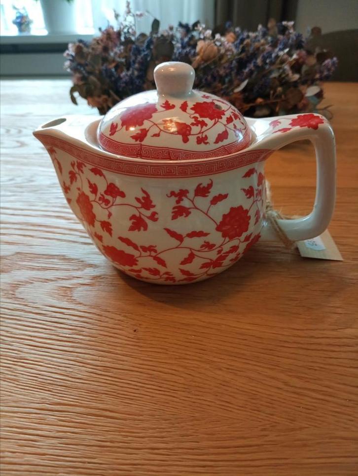 Klein theepotje met zeefje van Clayre & Eef, Huis en Inrichting, Keuken | Servies, Overige stijlen, Ophalen of Verzenden