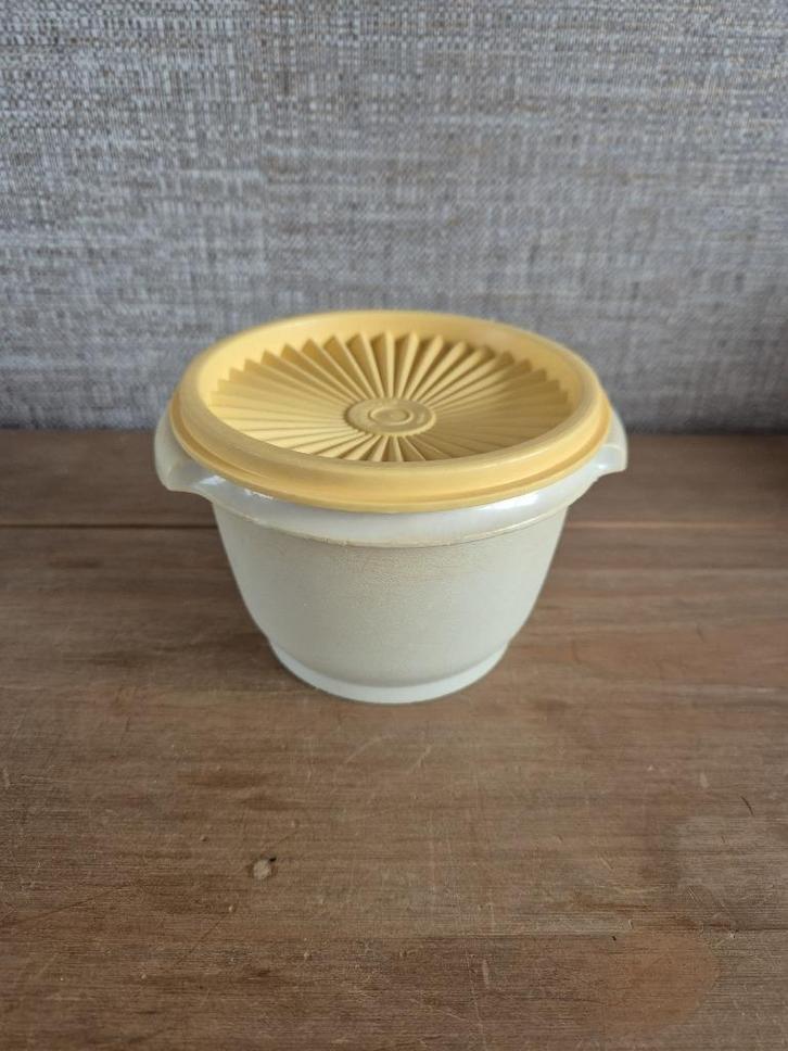 Tupperware trommel met sterdeksel/zonnedeksel Crème-Geel, Huis en Inrichting, Keuken | Tupperware, Zo goed als nieuw, Bus of Trommel