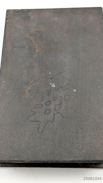 Boek met jade pagina's beschikbaar voor biedingen