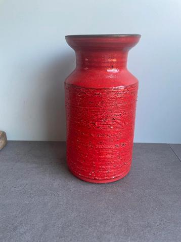 Vintage rode vaas, aardewerk beschikbaar voor biedingen