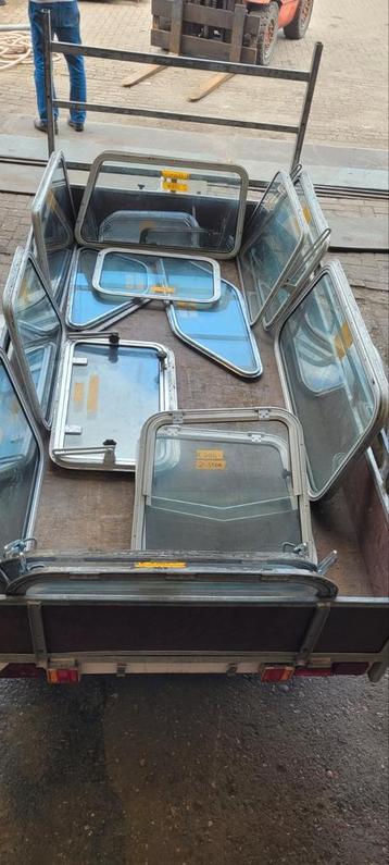 Scheepsramen, aluminium en messing beschikbaar voor biedingen