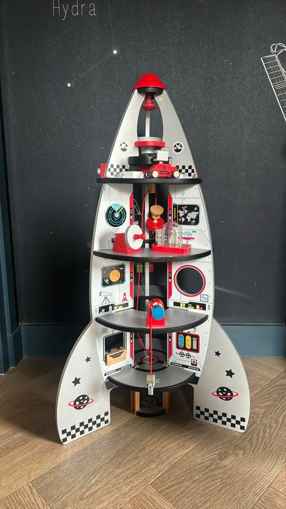 Hape Houten Ruimte Raket – 4 verdiepingen (74 cm), Kinderen en Baby's, Speelgoed | Houten speelgoed, Zo goed als nieuw, Overige typen