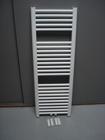 Handdoek radiator 45 cm breed x 133 cm hoog met midden onder beschikbaar voor biedingen