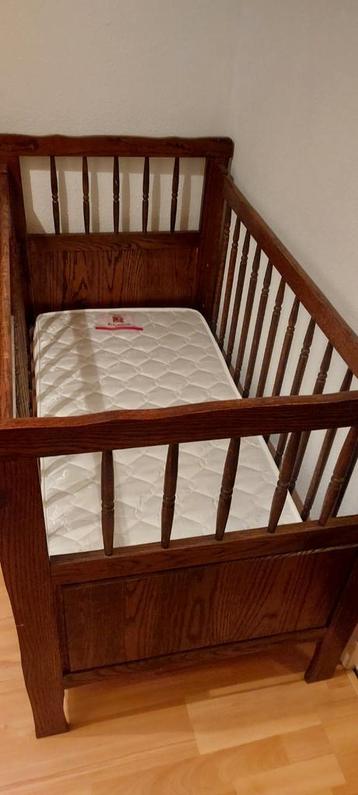 Donker Eiken Babykamer - Ledikant & Kast beschikbaar voor biedingen