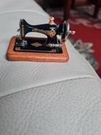 bodo hennig miniaturen naaimachine tafel model werkende, Ophalen of Verzenden, Zo goed als nieuw, Poppenhuis