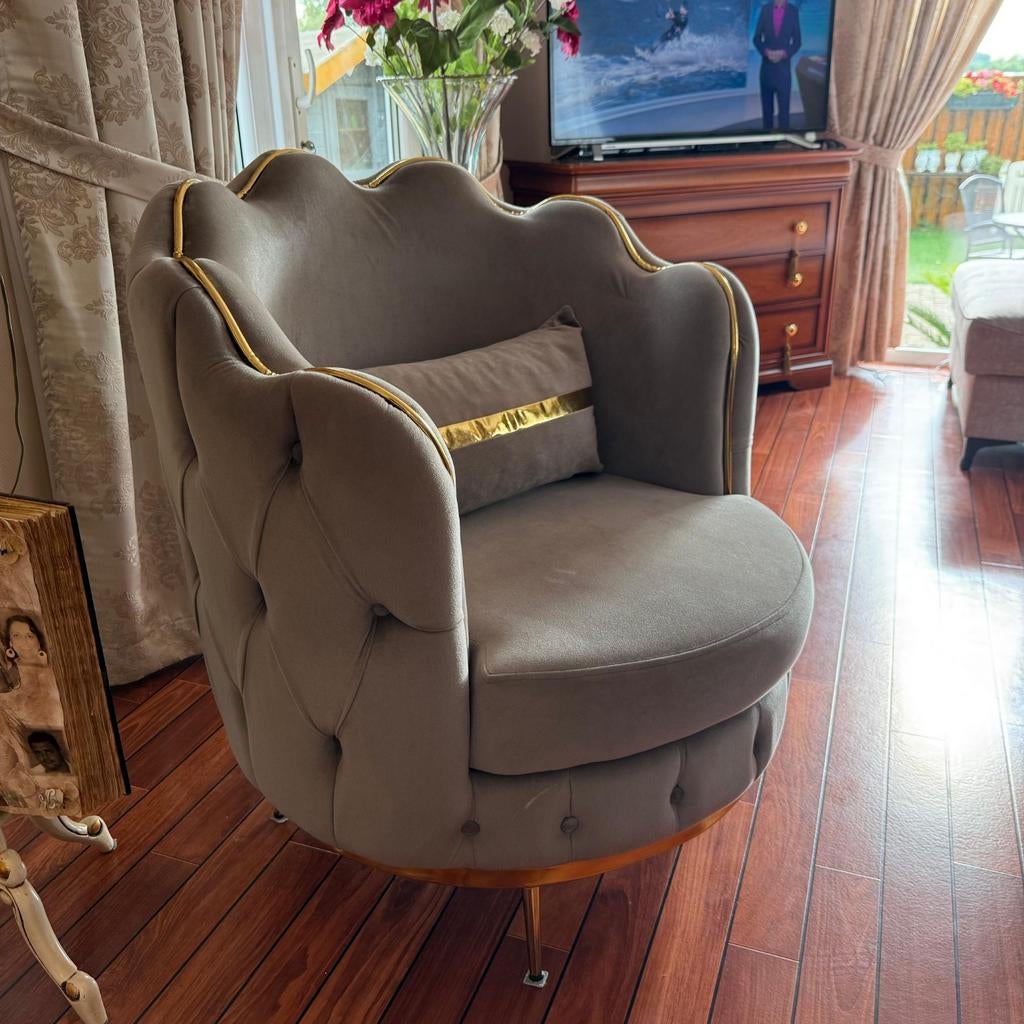 Elegante fauteuil met gouden accenten, Huis en Inrichting, Fauteuils, Ophalen