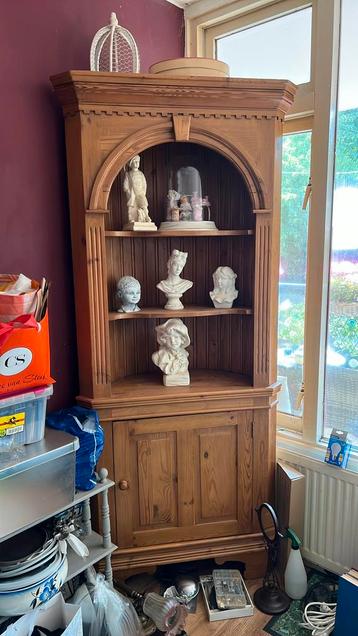 Oude grenen hoekkast beschikbaar voor biedingen