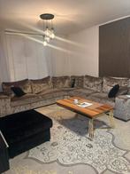 Bank met eettafel stoelen