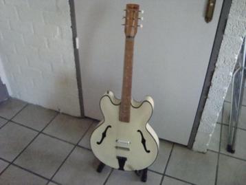 Vintage / gebruikt: Egmond Symphonic semi akoestische gitaar beschikbaar voor biedingen