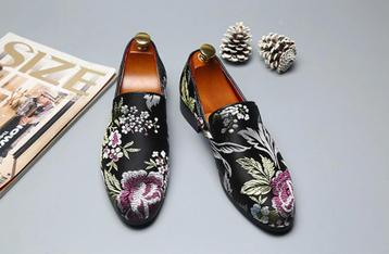 Zwarte geborduurde bloemen heren loafers schoenen mannen beschikbaar voor biedingen