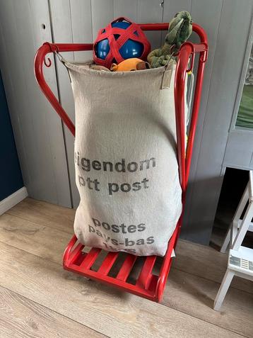 Oude PTT postzak vervoersmiddel beschikbaar voor biedingen