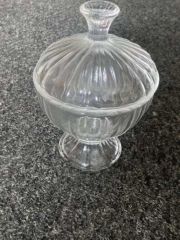 Mooie glazen stolp met glazen deksel, nieuwstaat beschikbaar voor biedingen