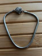 Tedora Bedel - Schelp, Sieraden, Tassen en Uiterlijk, Armbanden, Ophalen of Verzenden, Zo goed als nieuw, Met bedels of kralen