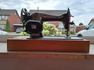 Antieke Singer naaimachine beschikbaar voor biedingen