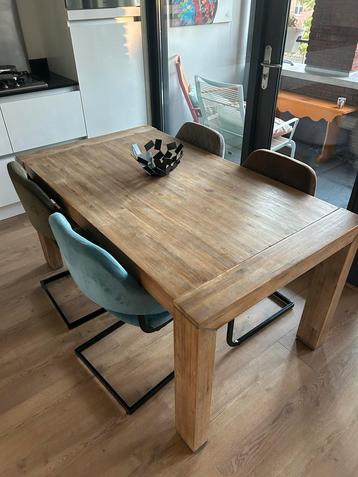 Houten Eettafel met Stoelen beschikbaar voor biedingen