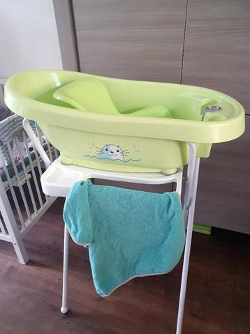 Babybadje met zitje en standaard beschikbaar voor biedingen