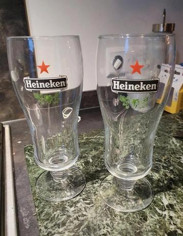 2 Heineken glazen op voet beschikbaar voor biedingen