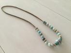 Ketting met 23 kralen van steen aan een leren bandje, Sieraden, Tassen en Uiterlijk, Ophalen, Zo goed als nieuw, Overige kleuren