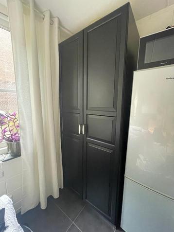 Kast IKEA zwart, donker houtlook zijkant 