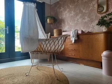 Vintage rotan wiegje  beschikbaar voor biedingen