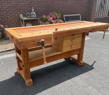 Professionele houten werkbank. beschikbaar voor biedingen