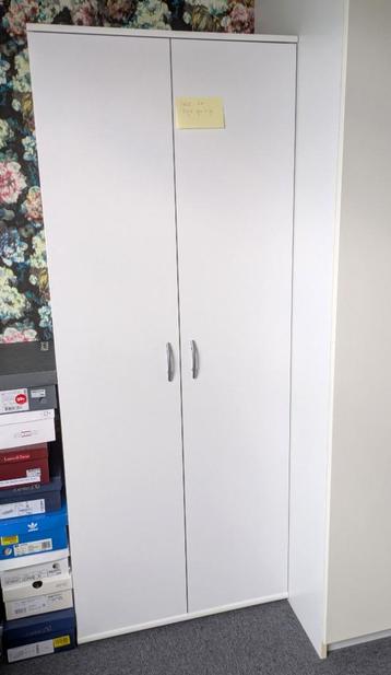 Ruime witte kledingkasten 2 stuks. beschikbaar voor biedingen