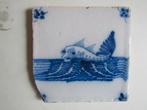 een leuke antieke tegel met een vis, Ophalen of Verzenden