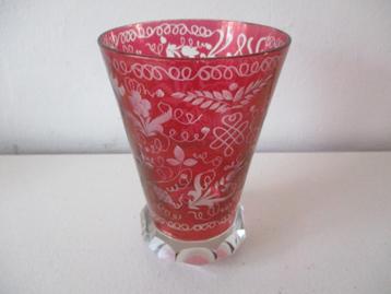 Vase vaas rood glas met geëtste kanten glazen vintage  beschikbaar voor biedingen