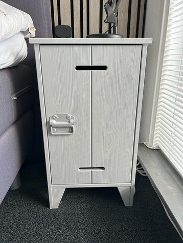Grijs Nachtkastje beschikbaar voor biedingen