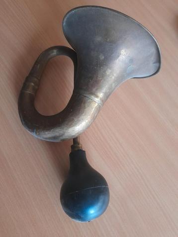 Antieke koperen claxon beschikbaar voor biedingen