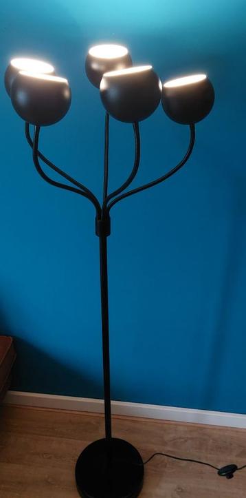 Design vloerlamp met 5 lichtbronnen beschikbaar voor biedingen