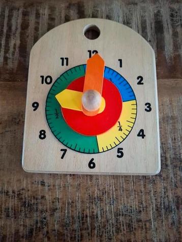 Houten klok beschikbaar voor biedingen