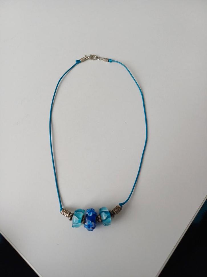 Blauwe ketting met glazen kralen, Sieraden, Tassen en Uiterlijk, Kettingen, Zo goed als nieuw, Overige materialen, Blauw, Ophalen
