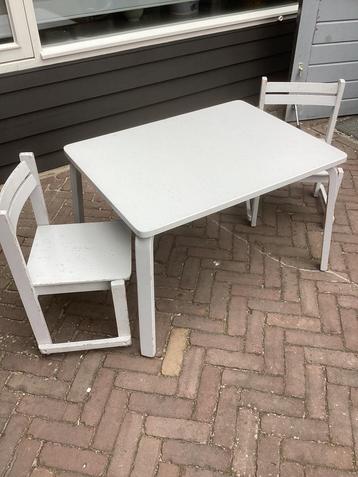 Kinder  tafeltje met 2 stoeltjes beschikbaar voor biedingen