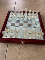 Twee schaakspellen houten kist en glazen stukken, Gebruikt, Ophalen of Verzenden