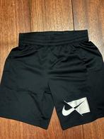 Nike Korte Broek Kind MT 128-137 - Zwart, Broek, Jongen of Meisje, Ophalen of Verzenden, Zo goed als nieuw