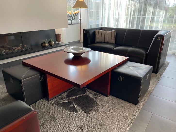 Schuitema bankstel leer met salontafel en twee leren poefjes, Huis en Inrichting, Banken | Bankstellen, Zo goed als nieuw, Rechte bank