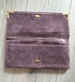 Nieuwe suède handtas / clutch met goudkleurige hoeken, Sieraden, Tassen en Uiterlijk, Tassen | Damestassen, Ophalen of Verzenden