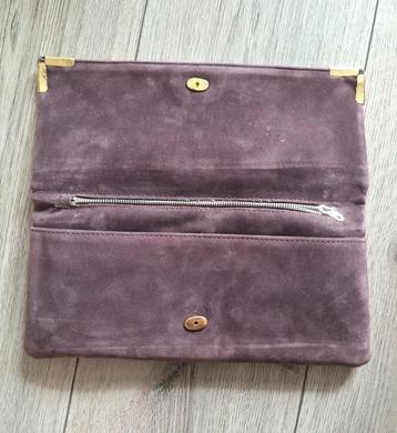 Nieuwe suède handtas / clutch met goudkleurige hoeken beschikbaar voor biedingen