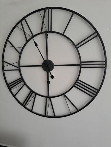 Grote klok wandklok metaal 80cm beschikbaar voor biedingen
