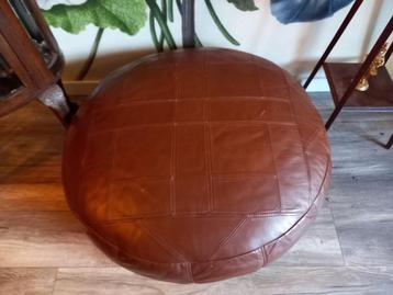 Vintage leren poef beschikbaar voor biedingen