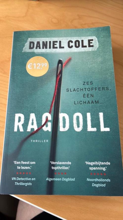 Daniel Cole - Ragdoll, Boeken, Thrillers, Zo goed als nieuw, Ophalen of Verzenden
